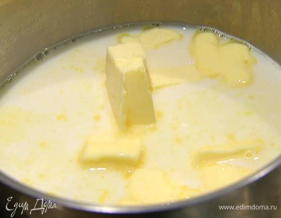 Молоко влить в небольшую кастрюлю, добавить 1/2 стакана холодной воды, нарезанное масло, сахар, соль и на среднем огне довести все до кипения.