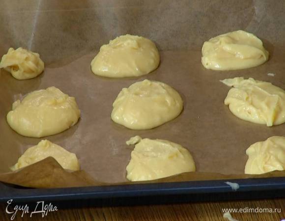 Противень выстелить бумагой для выпечки и с помощью ложки выкладывать тесто на некотором расстоянии друг от друга.
