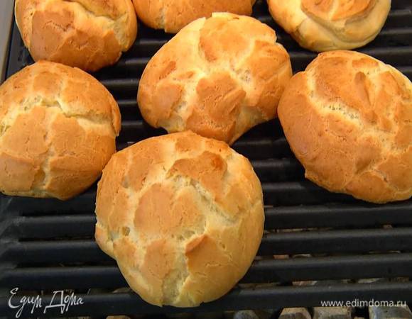 Отправить профитроли в разогретую духовку на 15 минут, затем понизить температуру до 160‒165°С и выпекать еще 5‒10 минут.