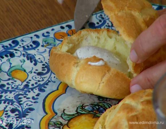 Готовые профитроли надрезать сбоку и наполнить кремом.