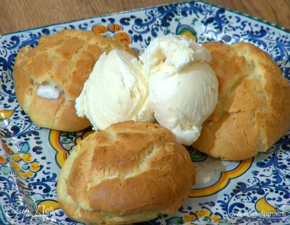 Посыпать пирожные сахарной пудрой и подавать с мороженым.