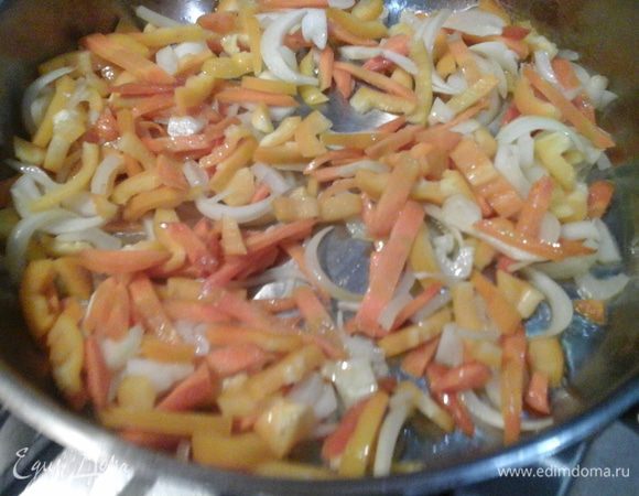 Нарезать мелко болгарский перец и тыкву. Выложить на сковородку  к овощам, обжарить вместе 5 минут.