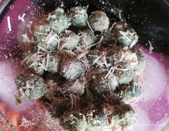 В форму для запекания выложить брюссельскую капусту, добавить растительное масло, специи, тертый сыр и сухари, тщательно перемешать. Поставить в заранее разогретую духовку до 200°С на 30 — 40 минут. 