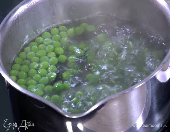 Зеленый горошек предварительно разморозить и опустить на несколько минут в кипящую воду, затем воду слить воду и обдать горошек ледяной водой или поместить в миску со льдом.