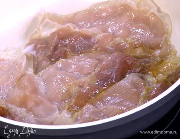 Разогреть сковороду и обжарить ветчину так, чтобы она стала золотистой и хрустящей, затем выложить на бумажное полотенце, чтобы удалить излишки жира.