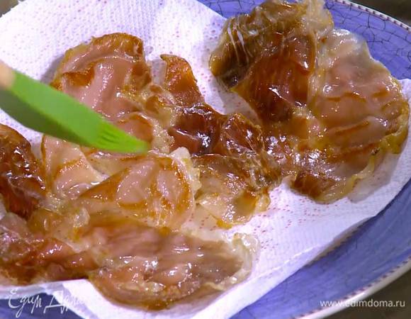 Смазать ветчину имбирным сиропом (можно воспользоваться кисточкой).