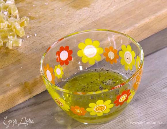 Приготовить заправку: из оставшегося лимона выжать 2 ст. ложки сока и перемешать с оливковым маслом, имбирный сиропом, посолить и поперчить.