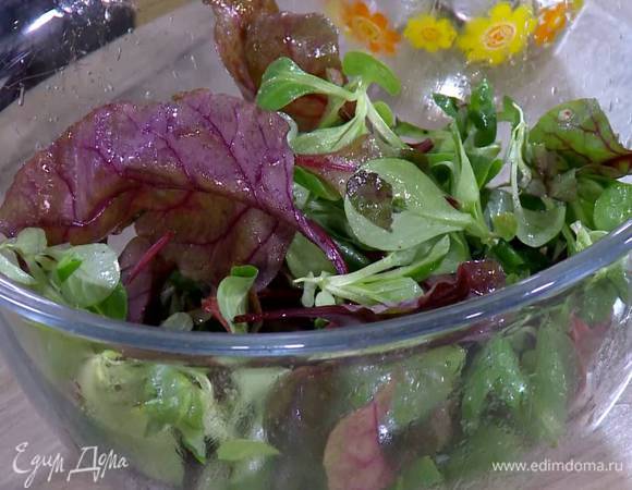 В глубокую посуду влить заправку, выложить салатные листья и все перемешать.
