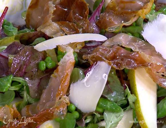 Сыр нарезать тонкими хлопьями (можно воспользоваться овощечисткой) и украсить салат.