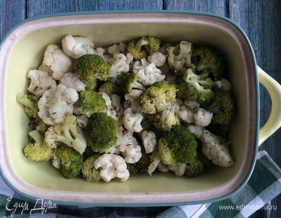 Разогрейте духовку до 200°С. Разделите брокколи и цветную капусту на небольшие соцветия. Смешайте капусту с оливковым маслом и запекайте минут 10.