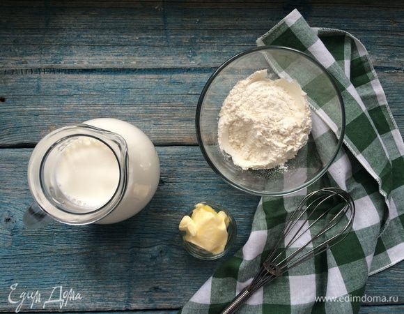 Поставьте сотейник со сливочным маслом, мукой и молоком на огонь.