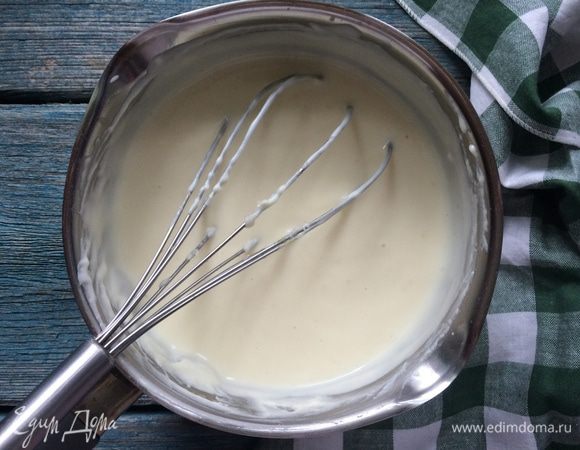 Взбивая смесь венчиком, уварите ее до консистенции соуса.