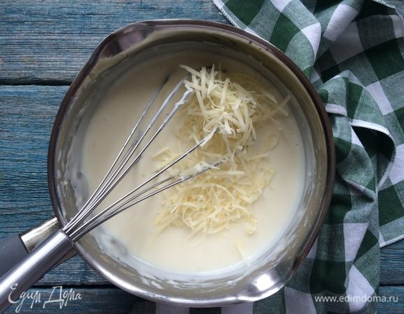 Снимите с огня, вмешайте горчицу и весь сыр.