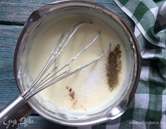 Приправьте тертым мускатным орехом, солью и черным перцем.