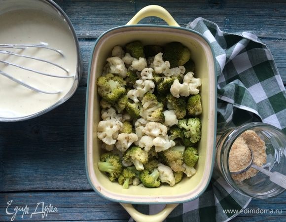 Полейте капусту соусом.