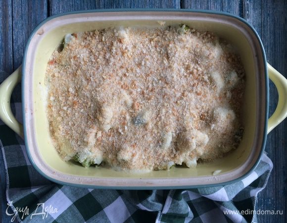 Присыпьте сухарями и запекайте 20 минут.