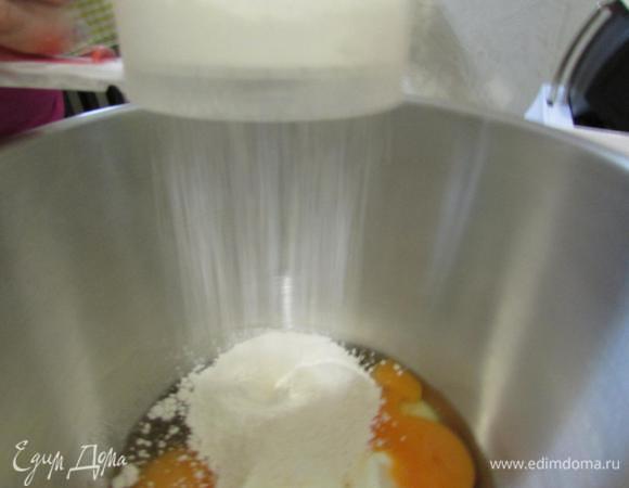 Добавить муку и хорошо взбить в течение 2 минут.