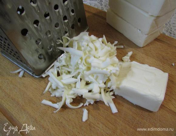 Сыр (у меня плавленный сырок «Дружба») натереть на крупной терке.
