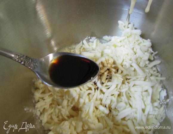 Влить соевый соус. Тщательно все перемешать. Разделить тесто на 3 равные части (я взвешивала  по 276 грамм). Тесто жидкое!