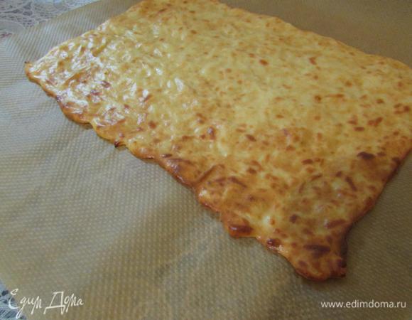 Затем извлечь корж из духовки. Дать коржу немного остыть и отделить его от бумаги. Корж легко отходит от бумаги.