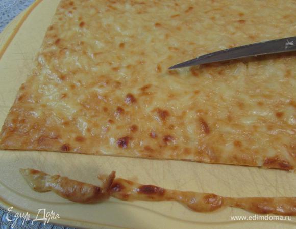 При необходимости слегка подровнять ножом неровные края. Таким образом испечь три коржа (каждый раз меняя пекарскую бумагу). Дать коржам хорошо остыть.