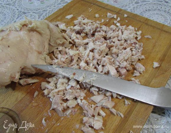 Этим временем приготовить начинку. Отварную грудку мелко нарезать.