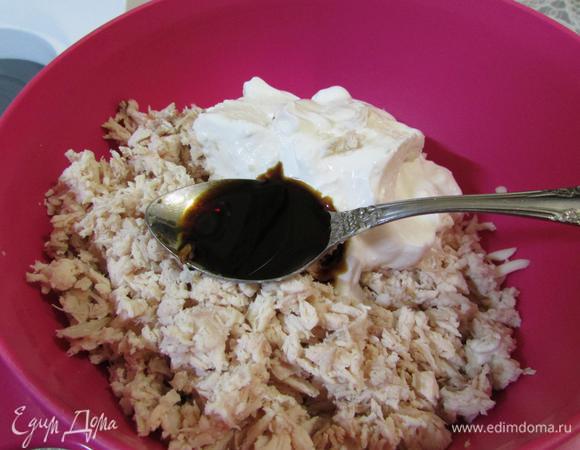 В миске смешать куриное филе, сметану, сыр и соевый соус. Начинка должна быть густой.