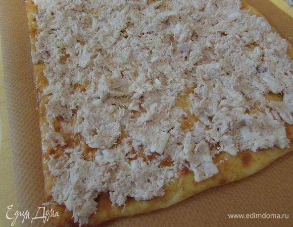 Разделить ее на 3 равные части (у меня по 148 грамм) и равномерно распределить на каждом из трех коржей.