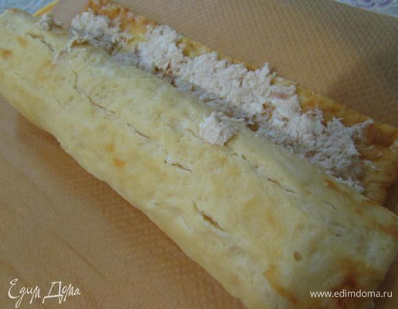 Первый корж с начинкой туго свернуть в рулет.