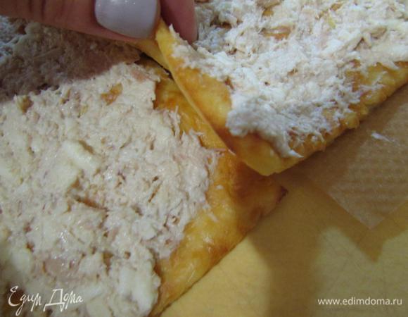 Затем приложить к краю рулета встык следующий промазанный начинкой корж, продолжая скручивать рулет.