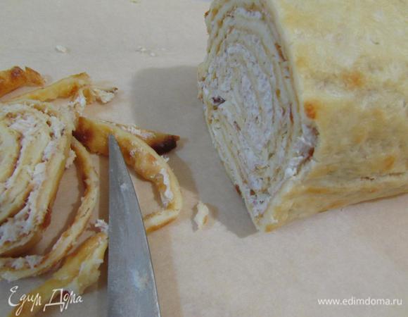 Острым ножом аккуратно подрезать края рулета.