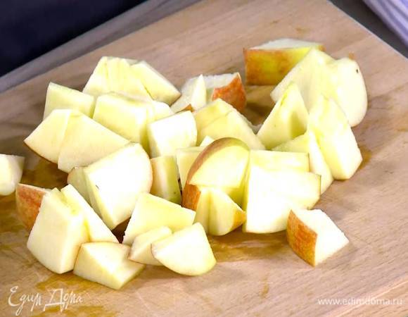 Из половинки лимона выжать сок и полить нарезанные яблоки.
