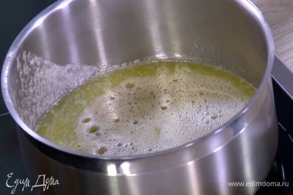 Отлить в отдельную посуду 2 ст. ложки растопленного масла для начинки, а в кастрюлю с оставшимся маслом влить сидр, сахарный сироп и все прогреть.