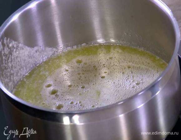 Отлить в отдельную посуду 2 ст. ложки растопленного масла для начинки, а в кастрюлю с оставшимся маслом влить сидр, сахарный сироп и все прогреть.