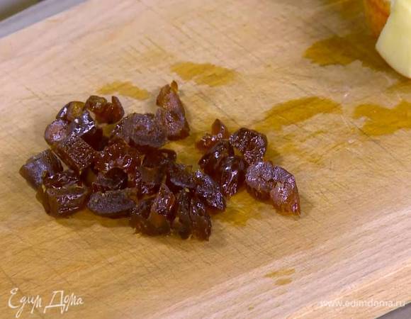 Финики нарезать небольшими кусочками.