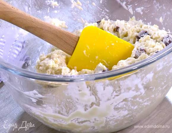 Приготовить тесто: 250 г муки соединить с разрыхлителем и имбирем, всыпать 40 г сахара и соль, добавить финики, яйцо, все перемешать, затем влить масло с сидром и вымешать тесто.