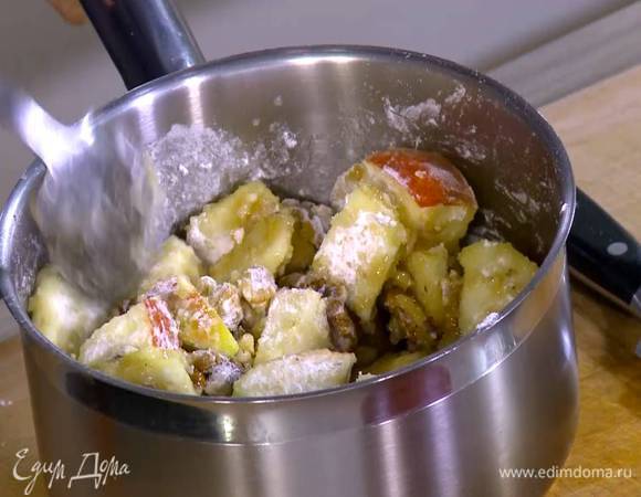 Приготовить начинку: в кастрюлю, где подогревался сидр с маслом, влить оставшееся растопленное масло, добавить нарезанные яблоки, оставшийся сахар, слегка измельченные руками орехи и прогревать на небольшом огне пару минут, затем всыпать оставшуюся муку и все перемешать.