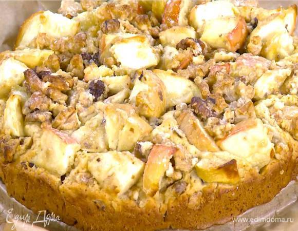 Выпекать пирог в разогретой духовке 30‒35 минут.