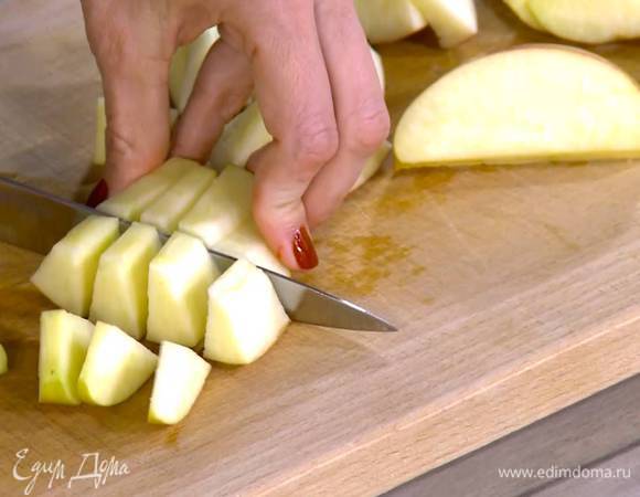 Яблоко, удалив сердцевину, нарезать крупными кусочками.