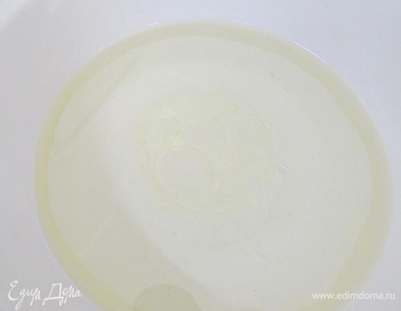 В миске или сотейнике соединить растительное масло (1/2 стакана) и воду (1/2 стакана). Поставить на огонь и довести до кипения.

