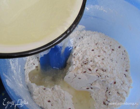 Когда вода с маслом закипит, вылить в мучную смесь. И сразу начать замешивать заварное тесто. Сначала с помощью лопатки, пока тесто горячее.
