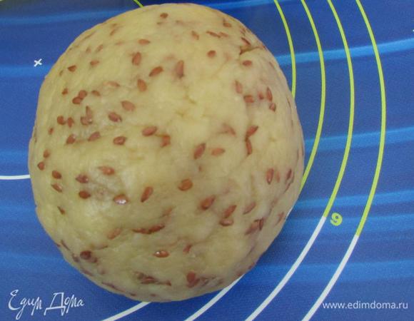 Готовое мягкое тесто завернуть в пищевую пленку и оставить на 15 минут.
