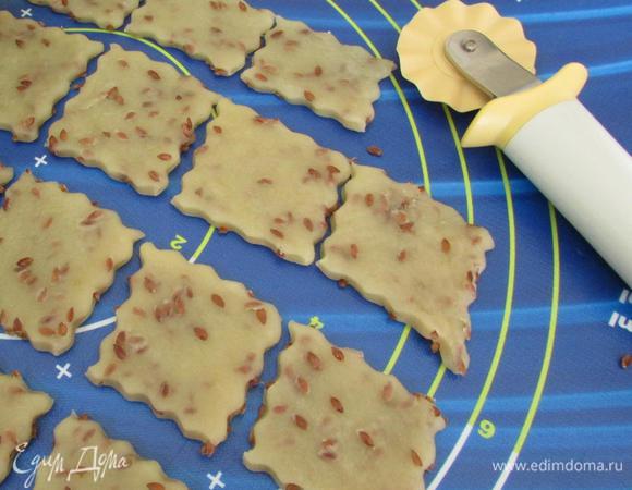 Тесто раскатать тонко и нарезать печенье любой формы.