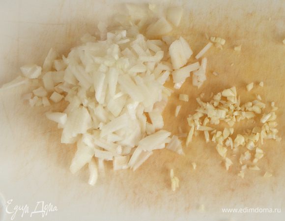 Лук и чеснок мелко режем.