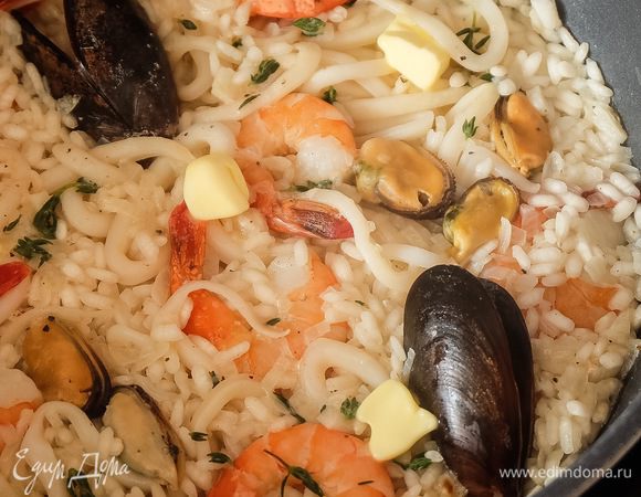 Морепродукты готовятся очень быстро. Как только они поменяют свой цвет (креветки станут розовыми, кальмары побелеют, а мидии раскроют раковины). Не нужно дожидаться полного впитывания бульона, то есть, текстура ризотто должна быть шелковистой, с малым количеством жидкости, но при этом упругими крупинками риса (аль-денте).
В самом конце добавляем маленькие кусочки сливочного масла.