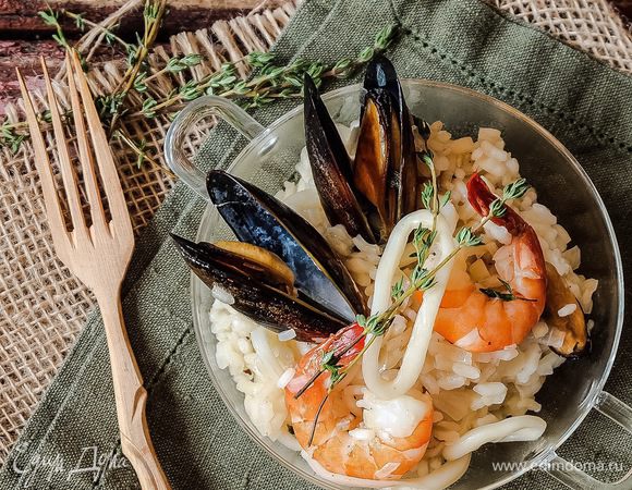 Тарелки прогреваем под струей горячей воды, выкладываем в них ризотто и сразу же подаем. Ризотто хранению и повторному разогреву не подлежит, поэтому съедаем все сразу.