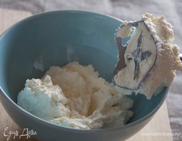 Предлагаю для начала взбить творог и сахарную пудру погружным блендером, если творог тяжело поддается, можно добавить немного молока, буквально пару ложек.