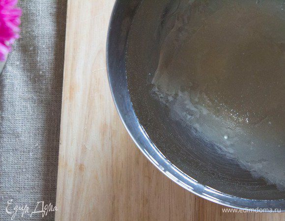 Тем временем замочим желатин на 10 минут в холодной воде до набухания (Не забываем смотреть инструкцию на упаковке).