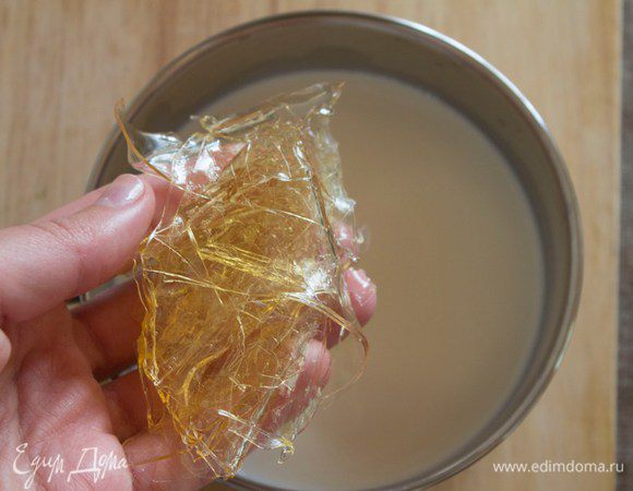 В теплом молоке необходимо растворить наш набухший желатин.