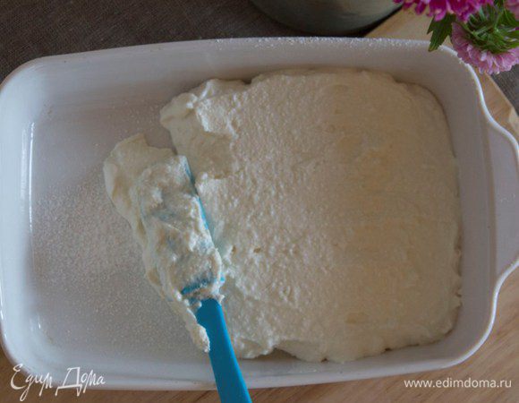 Теперь дело осталось за малым, выкладываем нашу массу в форму и отправляем в холодильник минимум на 1 час. Она должна хорошо застыть. 